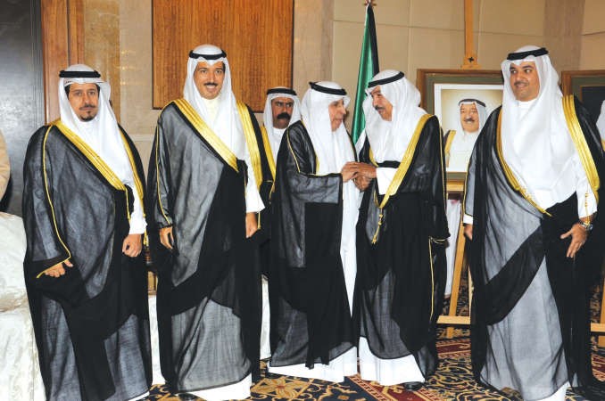 الشيخ جابر العبدالله والشيخ احمد الجابر والشيخ مشعل الجابر يهنئون السفير د عبدالعزيز الفايز﻿