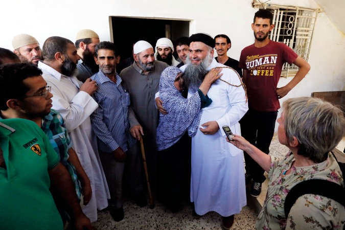 ابوقتادة يعانق والدته عقب وصوله الى منزل عائلته في عمان رويترز