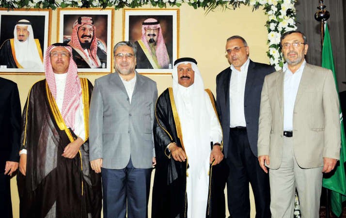 السفير السعودي متوسطا وفد حزب الله الذي ضم النائبين نواف الموسوي وعلي المقداد ومسؤول العلاقات العربية حسن عز الدين محمود الطويل 