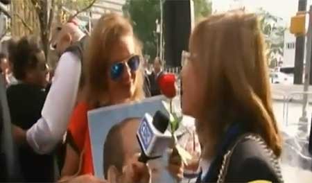 بالفيديو.. يسرا تنتظر «السيسي» بـ «وردة حمراء» أمام الأمم المتحدة 