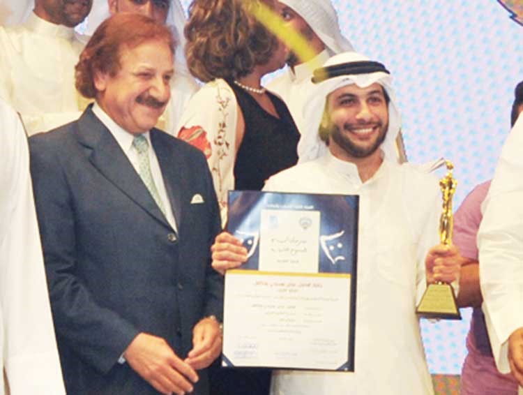 ميثم بدر يحمل جائزة افضل عرض متكامل عن شارع اوتوقراطيا