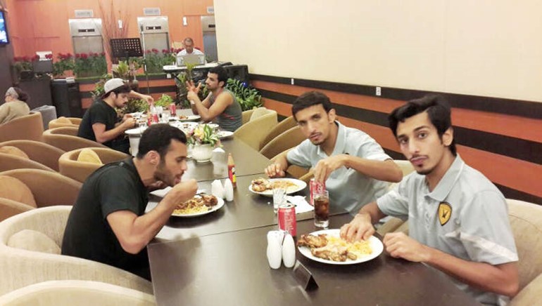 لاعبو الاصفر خلال وجبة الغداء في اندونيسيا