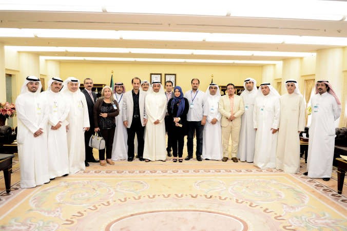 رئيس مجلس الامة مرزوق الغانم متوسطا المحررين البرلمانيين في الصحف المحلية