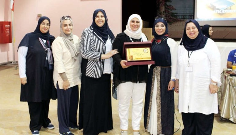ادارة المدرسة تكرم الموجهة الفنية غنيمة بدر