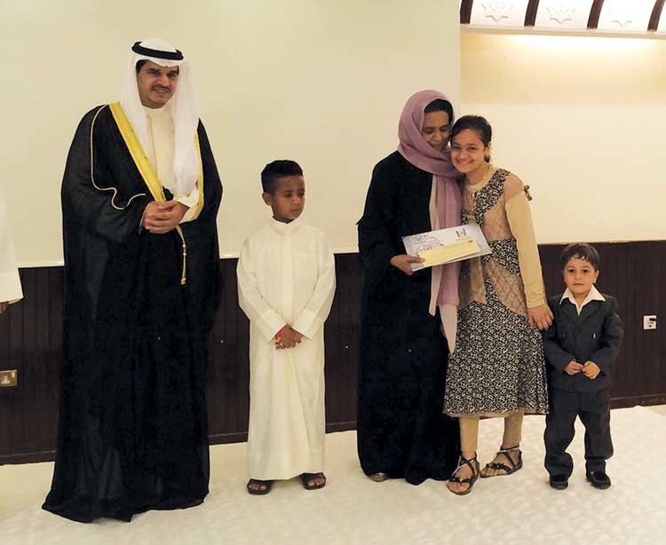 الشيخة فريحة الاحمد خلال تكريم احدى الفائزات