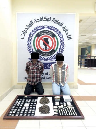 البنغاليان وامامهما المضبوطات﻿