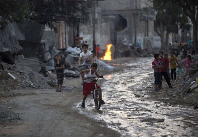 اطفال فلسطينيون يلعبون بالقرب من منازل دمرت خلال الاعتداء الاسرائيلي الاخير على غزةافپ