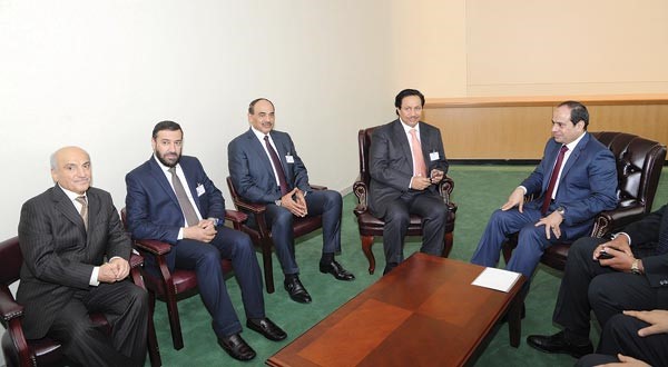 سمو الشيخ جابر المبارك خلال لقائه الرئيس المصري عبدالفتاح السيسي بحضور اعضاء الوفدين ويبدو الشيخ صباح الخالد ود علي العمير ومحمد ابو الحسن