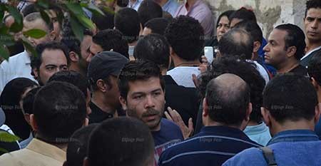 بالفيديو والصور.. حشد فني وشعبي مهيب في وداع خالد صالح