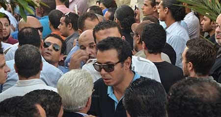 بالفيديو والصور.. حشد فني وشعبي مهيب في وداع خالد صالح