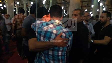 بالفيديو والصور.. حشد فني وشعبي مهيب في وداع خالد صالح