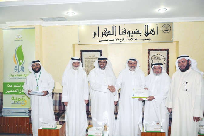 الهنيدي والزيد يكرمان ممثل احدى اللجان المميزة ﻿