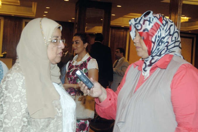 شريفة باقر متحدثة الى الزميلة هناء السيد﻿