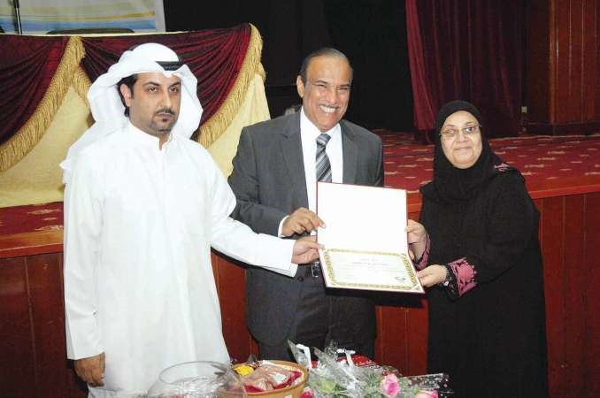 دخالد الصالح مكرما احدى المشاركات هاني عبدالله