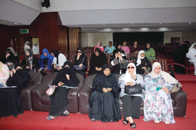 جانب من المشاركات في الدورة والحضور