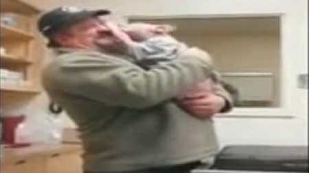 بالفيديو.. جرو يعبر عن سعادته بلقاء منقذه