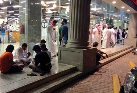 بالفيديو والصور.. سعوديون في طوابير.. وتجمهر وازدحام لشراء "آي فون 6"... وشباب يقتلون الوقت بـ"البلوت"
