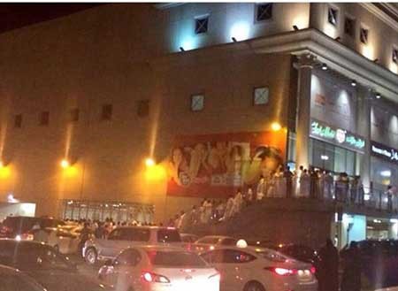 بالفيديو والصور.. سعوديون في طوابير.. وتجمهر وازدحام لشراء "آي فون 6"... وشباب يقتلون الوقت بـ"البلوت"