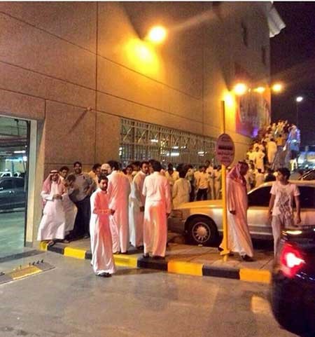 بالفيديو والصور.. سعوديون في طوابير.. وتجمهر وازدحام لشراء "آي فون 6"... وشباب يقتلون الوقت بـ"البلوت"