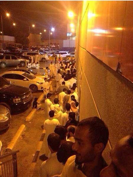 بالفيديو والصور.. سعوديون في طوابير.. وتجمهر وازدحام لشراء "آي فون 6"... وشباب يقتلون الوقت بـ"البلوت"