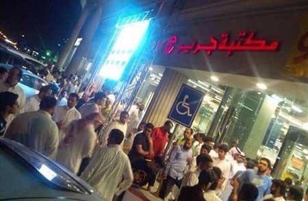 بالفيديو والصور.. سعوديون في طوابير.. وتجمهر وازدحام لشراء "آي فون 6"... وشباب يقتلون الوقت بـ"البلوت"
