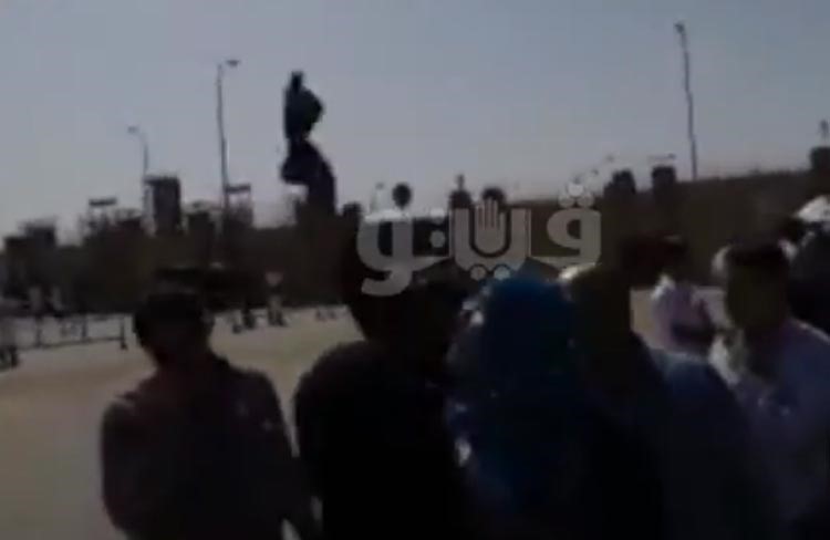 بالفيديو.. مؤيدة لـ"مبارك" ترفع "الشبشب" في وجه أهالي شهداء يناير 