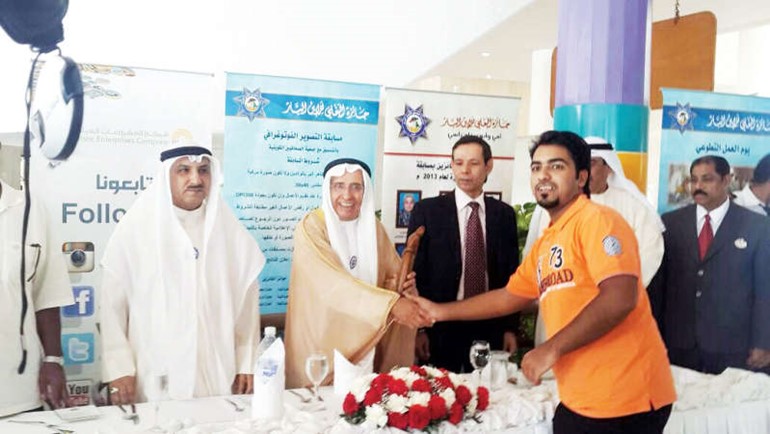 ابراهيم البغلي وعلي حسن يكرمان احد المشاركين في ملتقى الاجيال﻿
