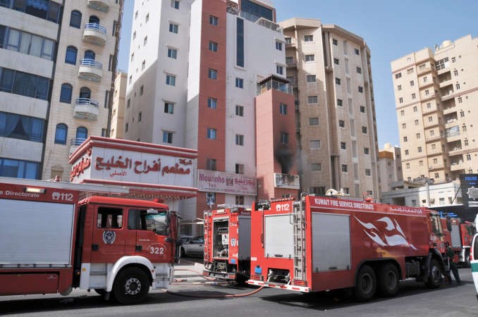 اليات الاطفاء خلال تعاملها مع حريق حولي ﻿