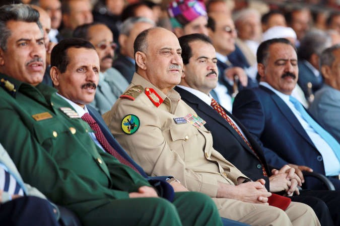 وزير الدفاع اليمني اللواء محمد ناصر احمد يحضر حفل تخرج المتدربين في الشرطة في صنعاء امسافپ