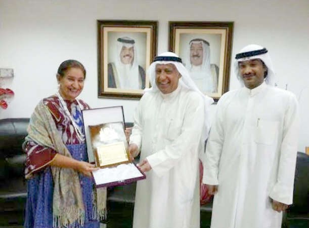الشيخة شيخة العبدالله ومساعد غنيم يكرمان دعبدالرحيم ذياب﻿
