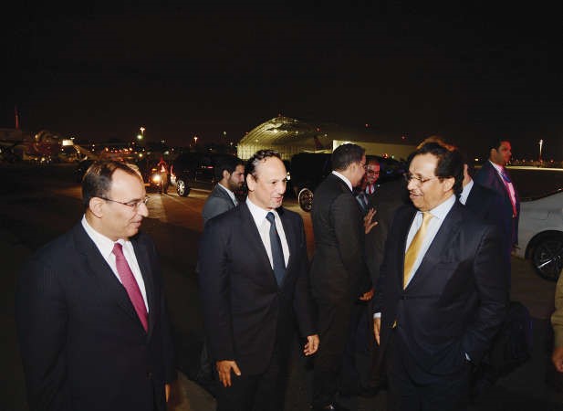 سمو رئيس مجلس الوزراء الشيخ جابر المبارك وفي وداعه السفير الشيخ سالم العبدالله والسفير منصور العتيبي