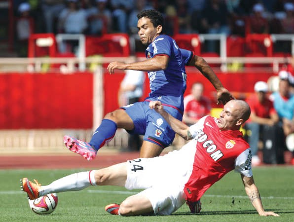 صراع على الكرة بين لاعب نيس كارلوس ادواردو ولاعب موناكو اندريا