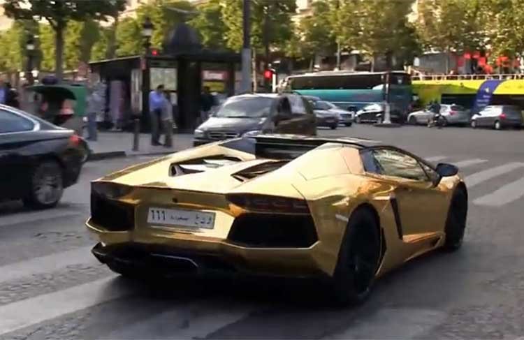 بالفيديو .. لامبورغيني ذهبية تحمل لوحة سعودية تخطف الانظار في باريس