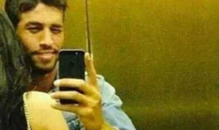 شاهد صورة "سيلفي" فاضحة لنجم الاهلي المصري في الأسانسير تهز القلعة الحمراء
