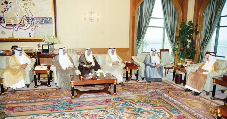 صاحب السمو الامير الشيخ صباح الاحمد مستقبلا انس الصالح وبدر السعد ومصطفى الشمالي وهلال المطيري وعبدالله الحميضي﻿