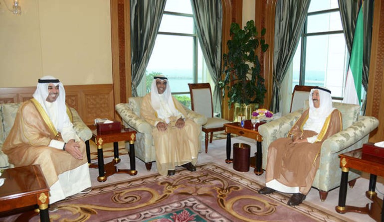 صاحب السمو الامير الشيخ صباح الاحمد مستقبلا الشيخ محمد العبدالله والمستشار عبدالرحمن النمش ﻿