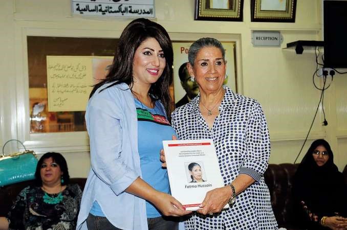 زيبا رفيق مكرمة الاعلامية فاطمة حسين