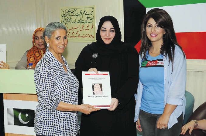 تكريم مديرة المدرسة زرينا غلام خان
