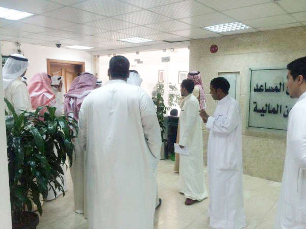 جانب من اعتصام عدد من مراسلي وزارة التربية﻿