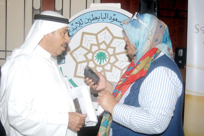 عبدالعزيز البابطين متحدثا للزميلة هناء السيد