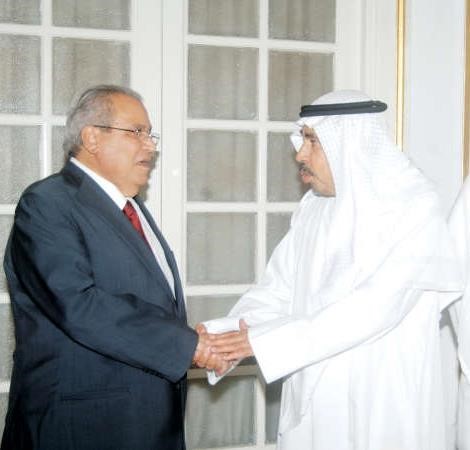 د جابر عصفور مصافحا عبدالعزيز البابطينناصر عبدالسيد