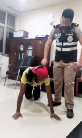 الضابط يجبر الاسيوي على ممارسة تمارين ضغط﻿