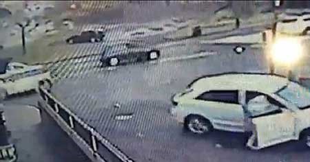 بالفيديو والصور.. لحظات لا تصدق.. عراك بين سيدة ولص بعد أن سرق سيارتها!