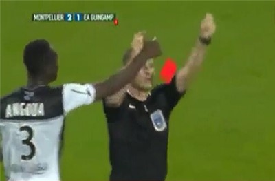 بالفيديو.. لقطة طريفة .. لاعب يحاول انتزاع البطاقة الحمراء من الحكم!