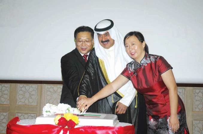  السفير خالد الجارالله والسفير الصيني وحرمه يقطعون كيكة الاحتفال ﻿