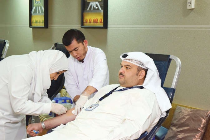 احد موظفي شركة علي عبدالوهاب المطوع التجارية خلال تبرعه بالدم 