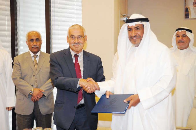 شهاب الدين والمطيري يتبادلان العقد 