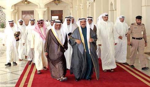 سمو الشيخ ناصر المحمد اثناء مغادرته متوجها الى الامارات