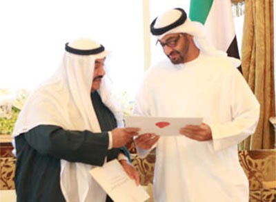 سمو الشيخ ناصر المحمد خلال تسليمه الرسالة الى الفريق اول سمو الشيخ محمد بن زايد ال نهيان﻿