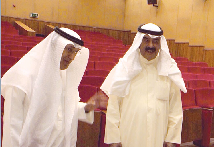 خالد الجارالله وعبدالعزيز الشارخ خلال تفقد الاختبارات في معهد سعود الناصر الصباح الديبلوماسي